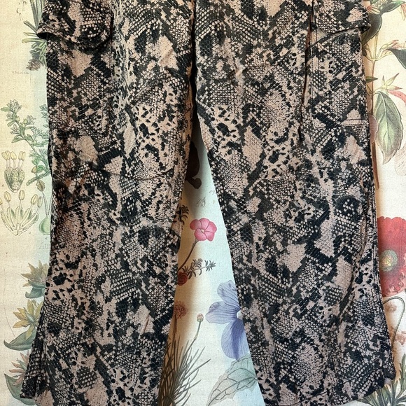 Sanctuary Lightweight Utility Reptile Snake Print Crop Pant Straight Leg Brown S - Picture 6 of 10